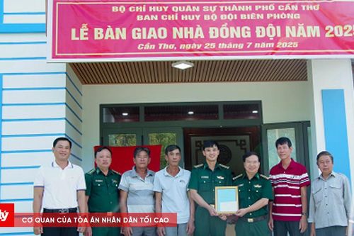 Bàn giao nhà đồng đội cho các quân nhân có hoàn cảnh khó khăn