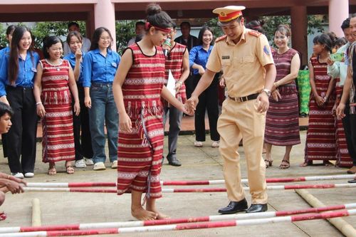 Hình ảnh công an 'hóa thân' trai bản nhảy sạp, đẩy gậy cùng dân làng Chơro