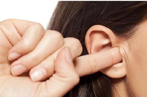 Gặp nạn lúc ngoáy tai, người phụ nữ vỡ xương thái dương, rối loạn tiền đình