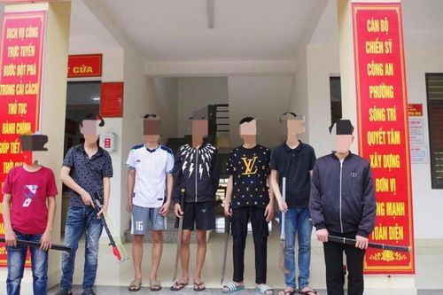 Mâu thuẫn trên mạng xã hội, nhóm thanh thiếu niên chuẩn bị dao kiếm đánh nhau
