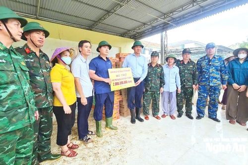 Phó Bí thư Thường trực Tỉnh ủy Nghệ An Hoàng Nghĩa Hiếu thăm hỏi, động viên nhân dân vùng lũ