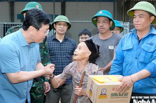 Bí thư Tỉnh ủy Nghệ An Nguyễn Đức Trung thăm hỏi, động viên người dân xã Chiêu Lưu