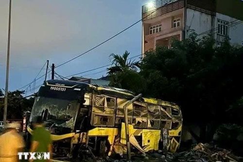 Hiện trường vụ lật xe khách trên Quốc lộ 1 ở Hà Tĩnh, 9 người tử vong