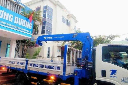 Người VNPT vượt lũ giữ sóng, hỗ trợ vận chuyển nhu yếu phẩm cho bà con vùng lũ