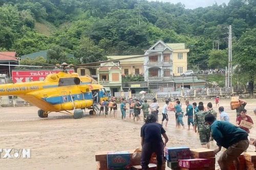 Quân đội tiếp tục huy động trực thăng vận chuyển hàng cứu trợ vùng lũ Nghệ An
