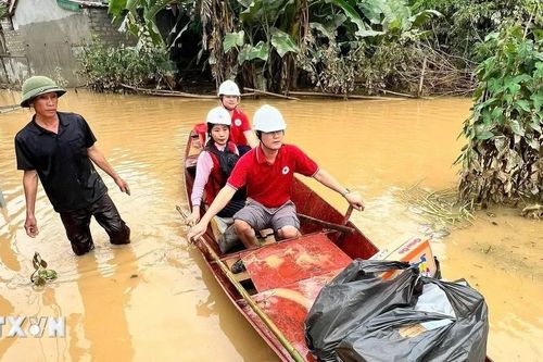 Mưa lũ tại Nghệ An: Ấm áp tình người trong cơn lũ dữ