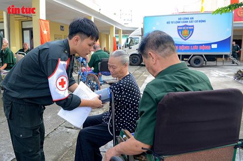 Đội ngũ y bác sĩ Bộ Tư lệnh Cảnh sát cơ động tri ân thương bệnh binh