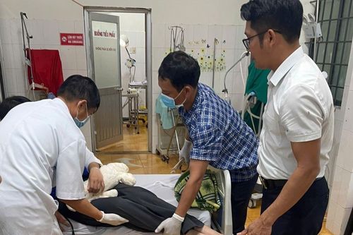 Lật xe chở 18 sinh viên ở Tà Đùng, 6 người bị thương