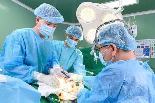 Nam thanh niên bay từ nước ngoài về Việt Nam cấp cứu vì cằm 'phát sáng' sau tiêm filler