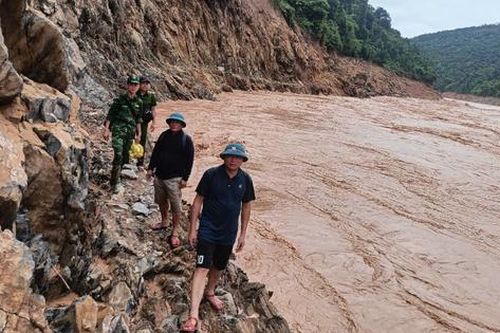 Lũ dữ xé toạc đường sá, nhiều bản làng ở Nghệ An bị cô lập hoàn toàn