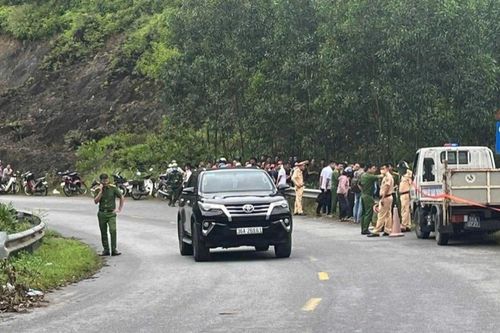 Thanh niên đi xe máy bị ngã xuống cống, vừa ngồi dậy liền phát hiện thi thể cùng ngày tháng năm sinh nằm cạnh