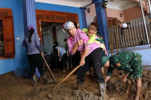 Nghẹn lòng dáng mẹ địu con đi dọn bùn lầy sau lũ