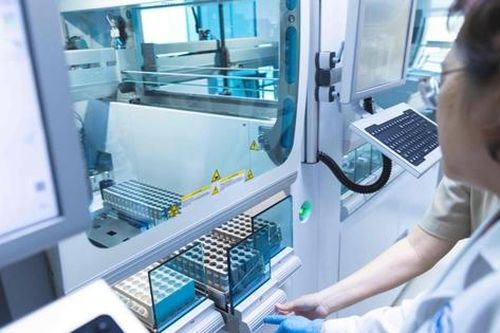 Tự động hóa trong xét nghiệm giúp nâng cao chất lượng điều trị