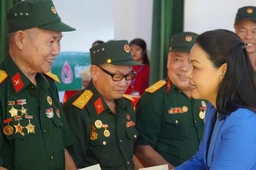 Phó Chủ tịch - Tổng Thư ký UBTƯ MTTQ Việt Nam Nguyễn Thị Thu Hà thăm, tặng quà người có công tại Ninh Bình