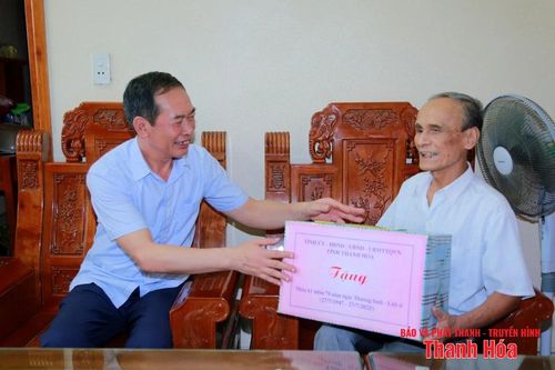 Phó Bí thư Tỉnh ủy Trịnh Tuấn Sinh tặng quà gia đình chính sách tại các phường Sầm Sơn và Nam Sầm Sơn