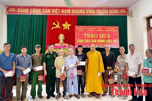 Tặng quà tri ân thân nhân liệt sĩ tại xã Cẩm Thủy