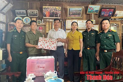 Lãnh đạo Bộ CHQS tỉnh thăm, tặng quà gia đình thương binh tại xã Tam Chung