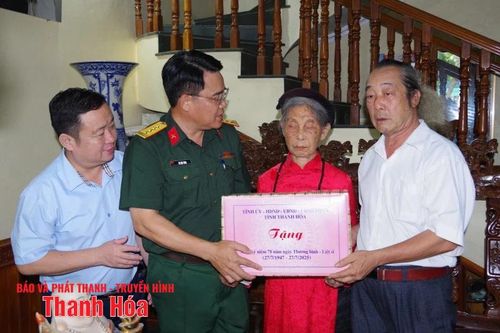 Chỉ huy trưởng Bộ CHQS tỉnh thăm, tặng quà các thương binh và gia đình chính sách
