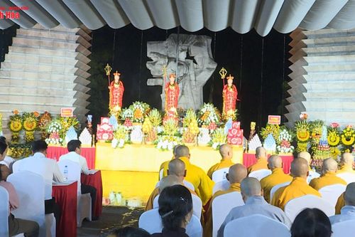 Lễ cầu siêu, thắp nến tri ân các Anh hùng liệt sĩ tại Nghĩa trang liệt sĩ Hàm Rồng