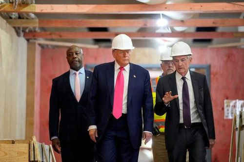 Ông Trump xuống giọng sau khi thăm trụ sở Fed, rút lại lời đe dọa sa thải ông Powell