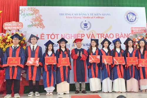 Trao bằng tốt nghiệp cho 321 học sinh, sinh viên trường y