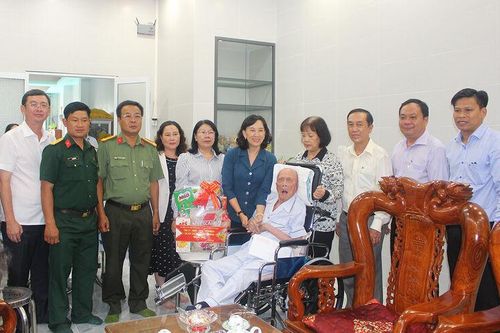Phó Chủ tịch UBND tỉnh An Giang Nguyễn Thị Minh Thúy thăm, tặng quà gia đình chính sách xã Thoại Sơn và xã Óc Eo