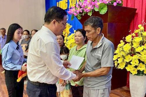UBMTTQVN phường Long Xuyên trao hơn 200 suất quà cho các hộ dân trên địa bàn