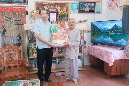 Phó Bí thư Tỉnh ủy An Giang Lâm Minh Thành thăm gia đình chính sách