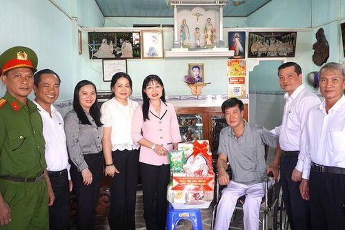 Phó Bí thư Tỉnh ủy An Giang Trần Thị Thanh Hương thăm 2 thương binh đặc biệt