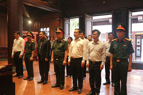 Đoàn công tác Quân ủy Trung ương, Bộ Quốc phòng tri ân Anh hùng liệt sĩ, gia đình chính sách tỉnh Điện Biên