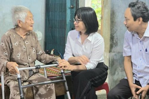Phó Chủ tịch UBND tỉnh Gia Lai Nguyễn Thị Thanh Lịch thăm, tặng quà các gia đình chính sách tiêu biểu