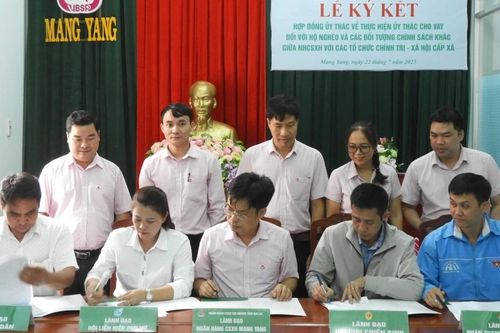 Phòng giao dịch Ngân hàng Chính sách xã hội Mang Yang ký kết hợp đồng ủy thác với các tổ chức chính trị-xã hội