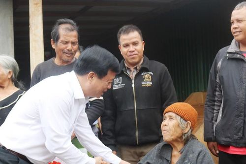 Phó Chủ tịch Thường trực UBND tỉnh Nguyễn Tuấn Thanh thăm, tặng quà gia đình người có công với cách mạng