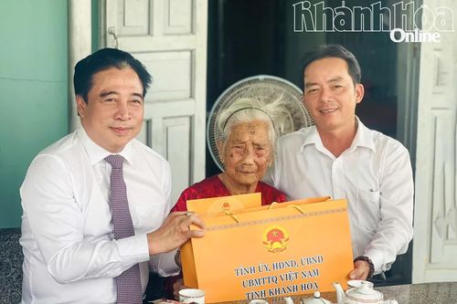 Phó Bí thư Thường trực Tỉnh ủy Nguyễn Khắc Toàn thăm, tặng quà các gia đình người có công
