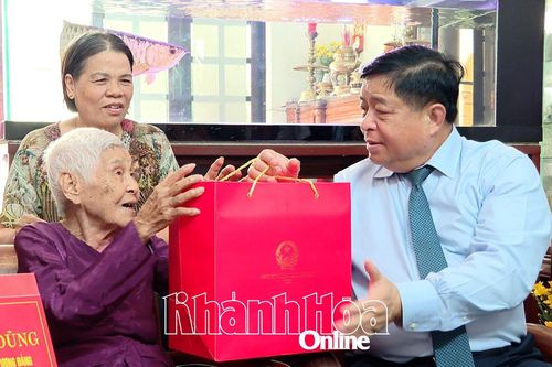 Phó Thủ tướng Chính phủ Nguyễn Chí Dũng thăm, tặng quà người có công với cách mạng tiêu biểu