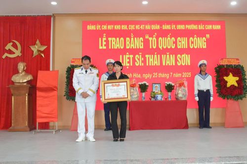 Trao bằng 'Tổ quốc ghi công' cho liệt sĩ Thái Văn Sơn