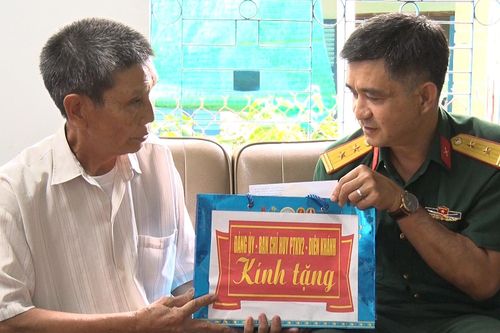 Ban Chỉ huy phòng thủ khu vực 2 - Diên Khánh thăm, tặng quà các gia đình chính sách