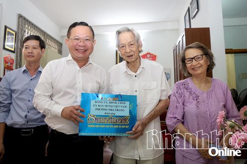Phường Nha Trang: Thăm, tặng quà gia đình người có công với cách mạng