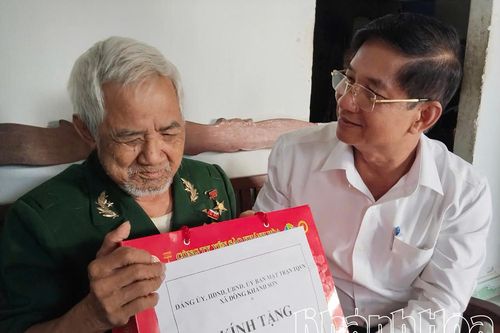 Xã Đông Khánh Sơn: Thăm, tặng quà 10 gia đình có công với cách mạng