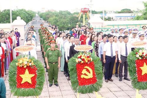 Phường Cam Ranh: Dâng hương, dâng hoa tại Đài tưởng niệm nghĩa trang liệt sĩ