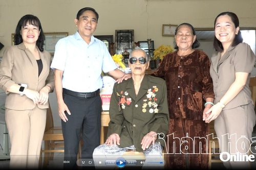 Xã Thuận Bắc: Thăm, tặng quà các gia đình có công với cách mạng