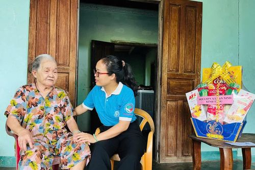 Hội Liên hiệp Phụ nữ xã Vạn Ninh thăm, tặng quà 2 gia đình chính sách
