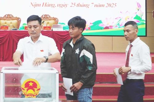 Kỳ họp thứ hai Hội đồng nhân dân xã Nậm Hàng khóa XXI, nhiệm kỳ 2021 - 2026