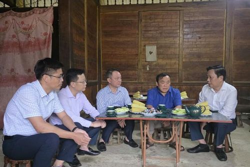 Thăm, tặng quà gia đình liệt sĩ