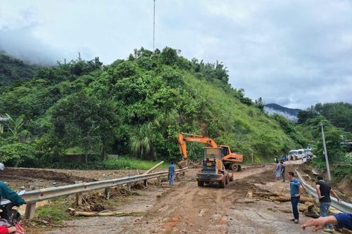 Xã Nậm Hàng: Mưa to kéo dài gây sạt lở đất, ảnh hưởng đến giao thông và đời sống của Nhân dân