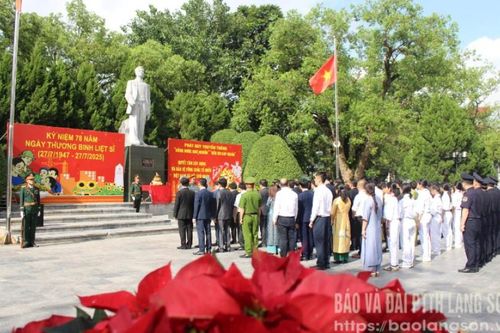 Đoàn đại biểu của tỉnh dâng hương kỷ niệm 78 năm ngày Thương binh - Liệt sĩ