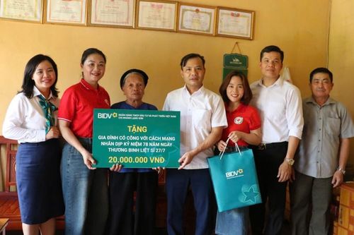 Trao tặng 20 triệu đồng cho gia đình nạn nhân chất độc da cam tại phường Kỳ Lừa