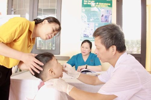 Phường Đông Kinh triển khai chiến dịch bổ sung vitamin A liều cao cho trẻ