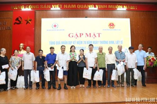Hội Chữ thập đỏ tỉnh trao tặng 200 suất quà cho hộ chính sách, hộ có hoàn cảnh khó khăn