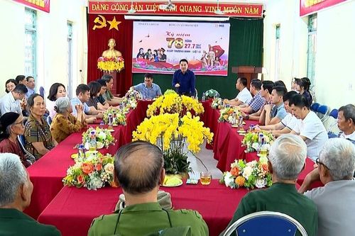 Phó Bí thư Tỉnh ủy Nguyễn Tuấn Anh tặng quà người có công và Đảng bộ xã Thanh Yên (Điện Biên)